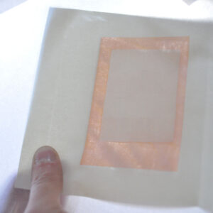 Par transparence, l’ombre des brulures du laser renforcent le contraste des photos imprimées.