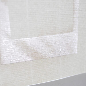 Les points des pixels ont été gravés au laser sur le papier Ingre, créant une fragilité à sa surface qui, par endroits, prend des allures de dentelle délicate.